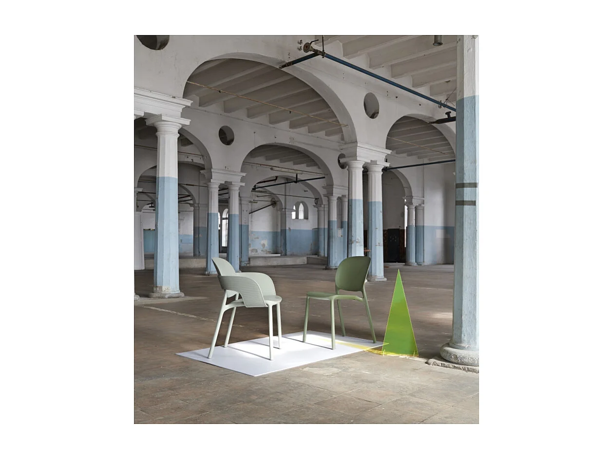 Lot de 2 - Chaise avec accoudoirs outdoor indoor en plastique recyclé HUG