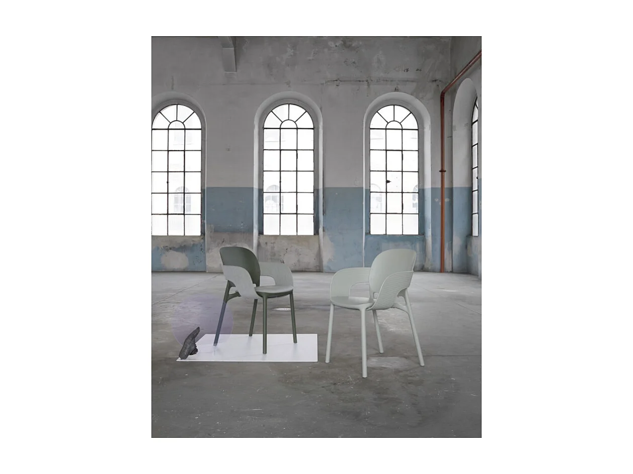 Lot de 2 - Chaise avec accoudoirs outdoor indoor en plastique recyclé HUG