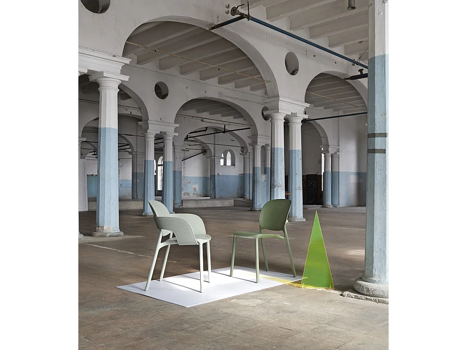 Lot de 2 - Chaise avec accoudoirs outdoor indoor en plastique recyclé HUG