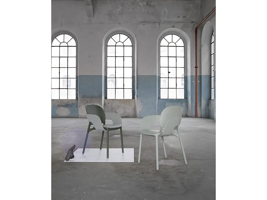 Lot de 2 - Chaise avec accoudoirs outdoor indoor en plastique recyclé HUG