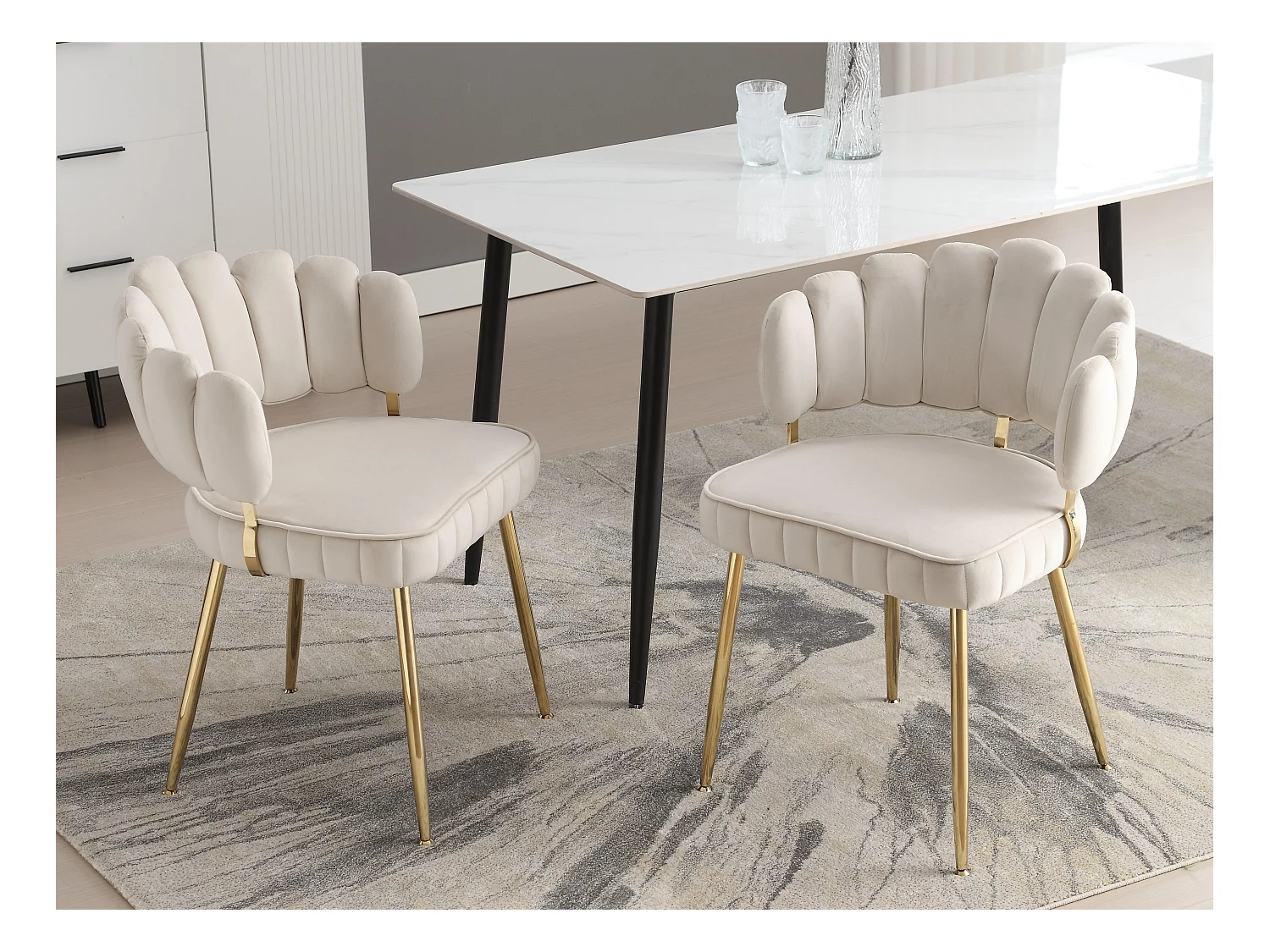 Lot de 4 chaises en velours beige - dossier avec motif pétale découpé - idéal pour salle à manger ou salon moderne