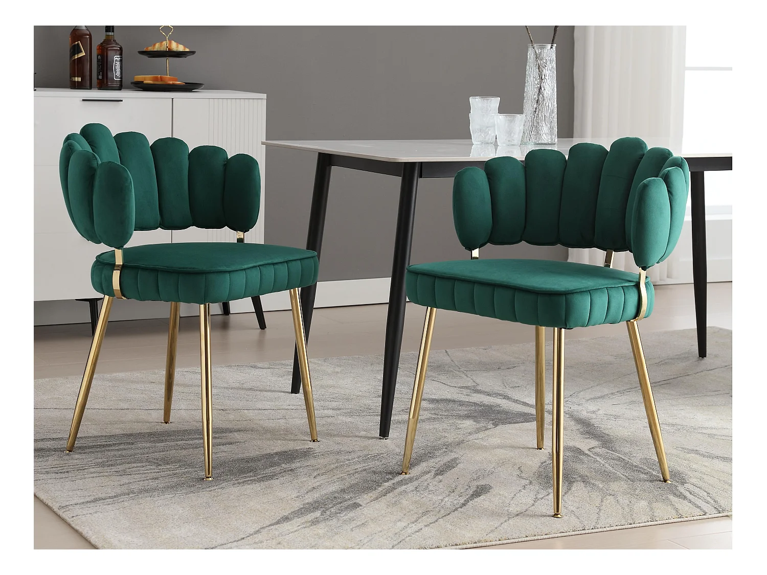 Lot de 4 chaises en velours vert - dossier avec motif pétale découpé - idéal pour salle à manger ou salon moderne