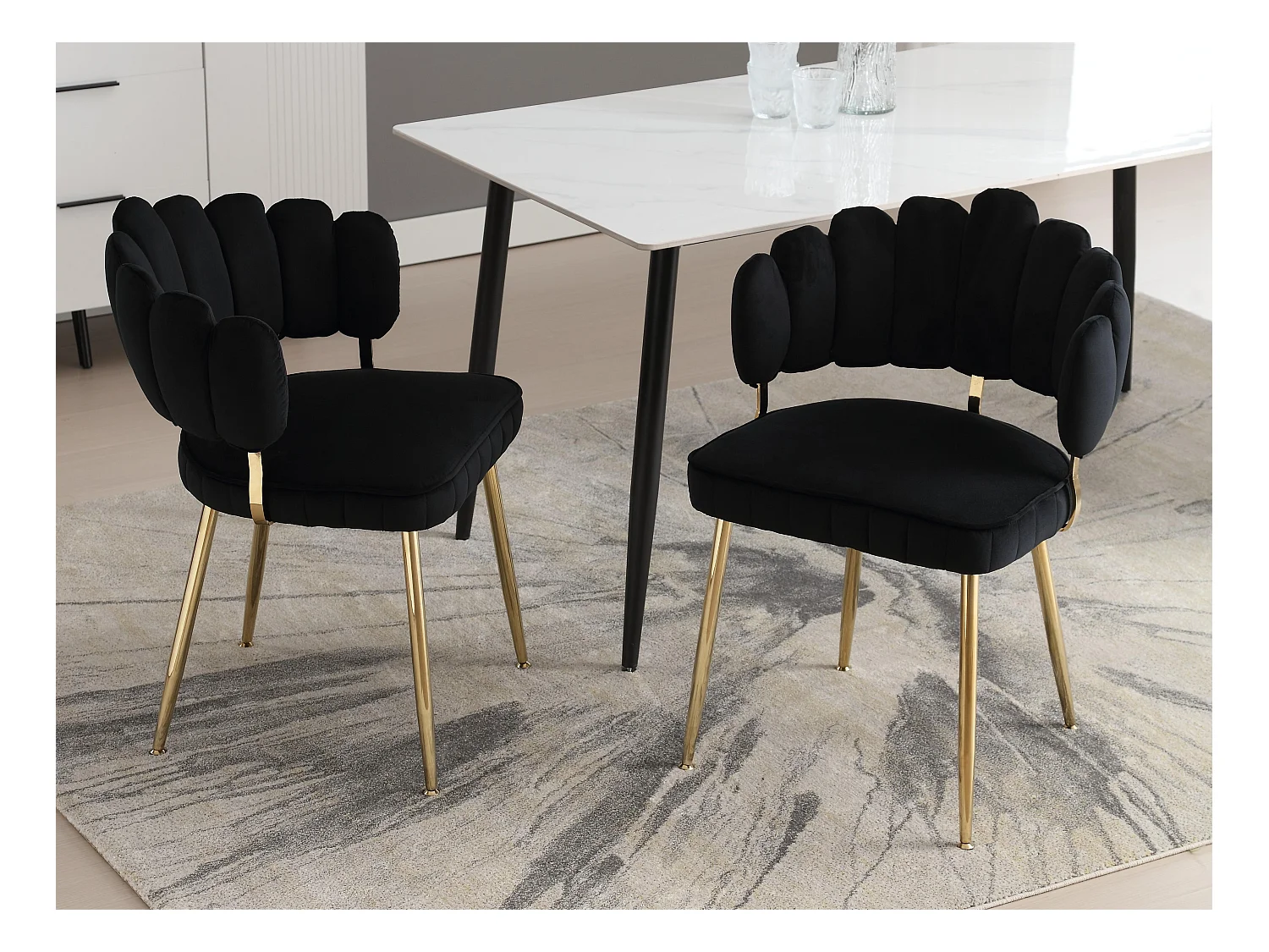 Lot de 4 chaises en velours noir - dossier avec motif pétale découpé - idéal pour salle à manger ou salon moderne