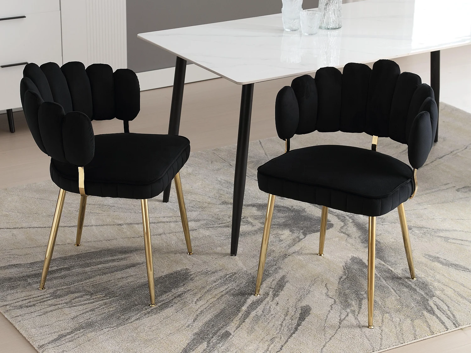 Lot de 2 chaises en velours noir - dossier avec motif pétale découpé - idéal pour salle à manger ou salon moderne