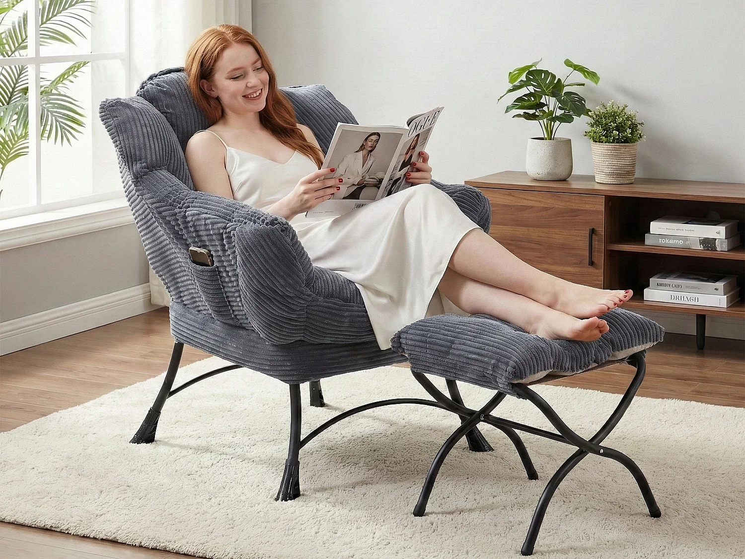 Fauteuil en velours côtelé gris anthracite - Repose-pieds pratique - Poche latérale pour téléphone - Style moelleux et spacieux - Parfait pour salon ou chambre