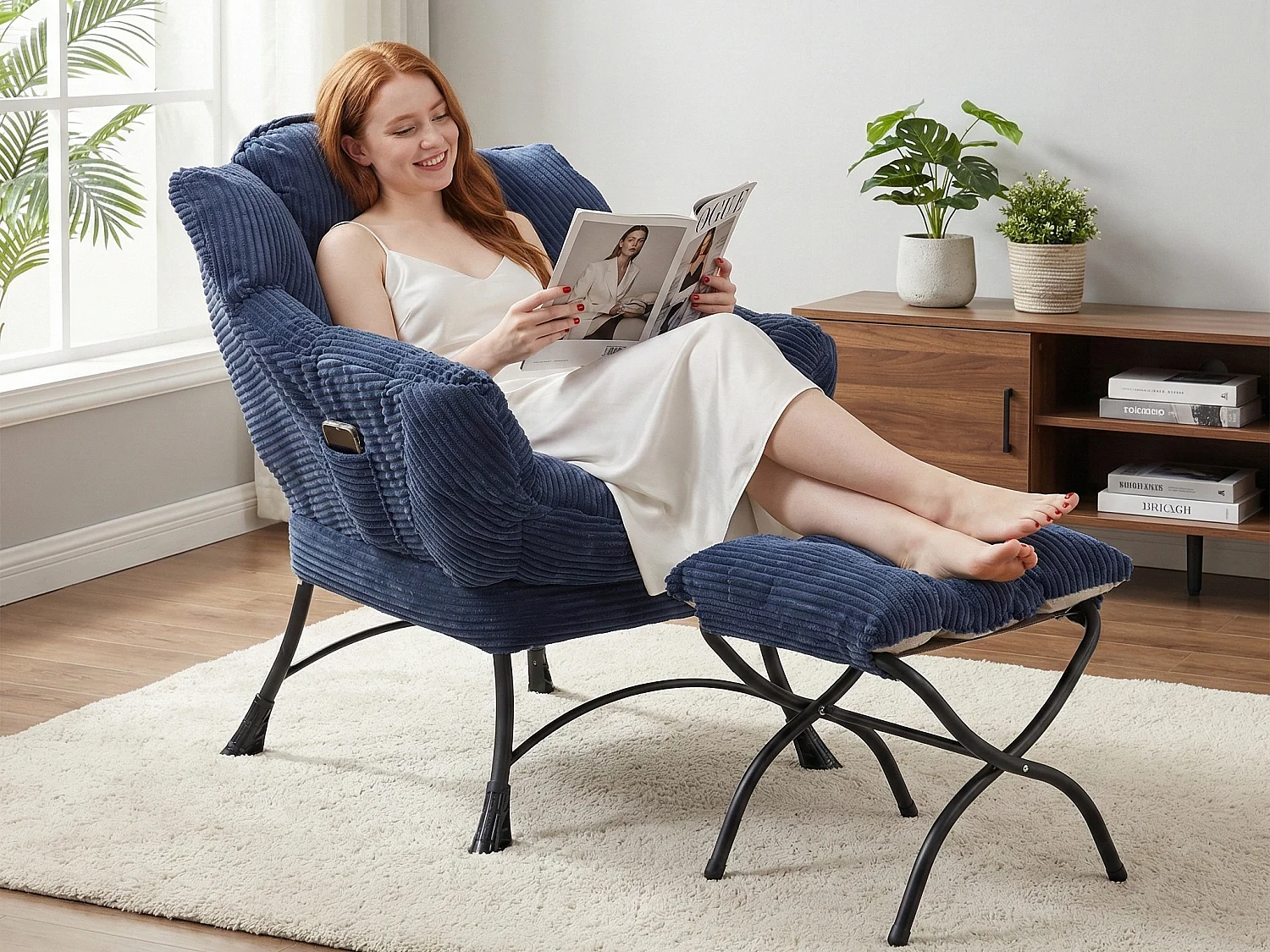 Fauteuil en velours côtelé bleu - Repose-pieds pratique - Poche latérale pour téléphone - Style moelleux et spacieux - Parfait pour salon ou chambre