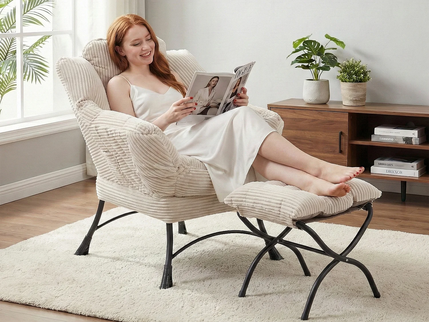 Fauteuil en velours côtelé beige - Repose-pieds pratique - Poche latérale pour téléphone - Style moelleux et spacieux - Parfait pour salon ou chambre