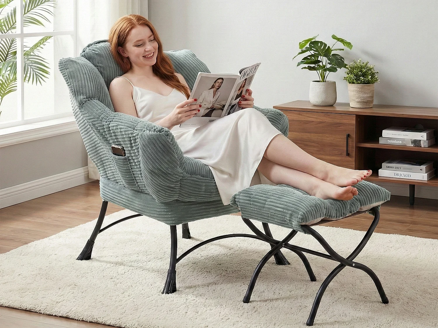 Fauteuil en velours côtelé gris claire - Repose-pieds pratique - Poche latérale pour téléphone - Style moelleux et spacieux - Parfait pour salon ou chambre