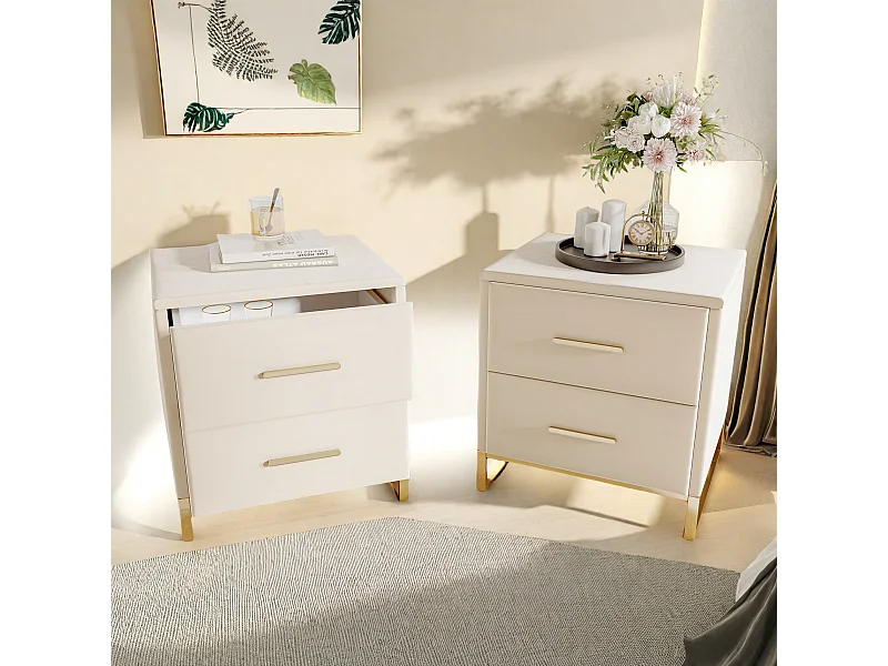 Modern beige nachtkastje met twee lades en goudkleurige metalen poten, fluwelen stof