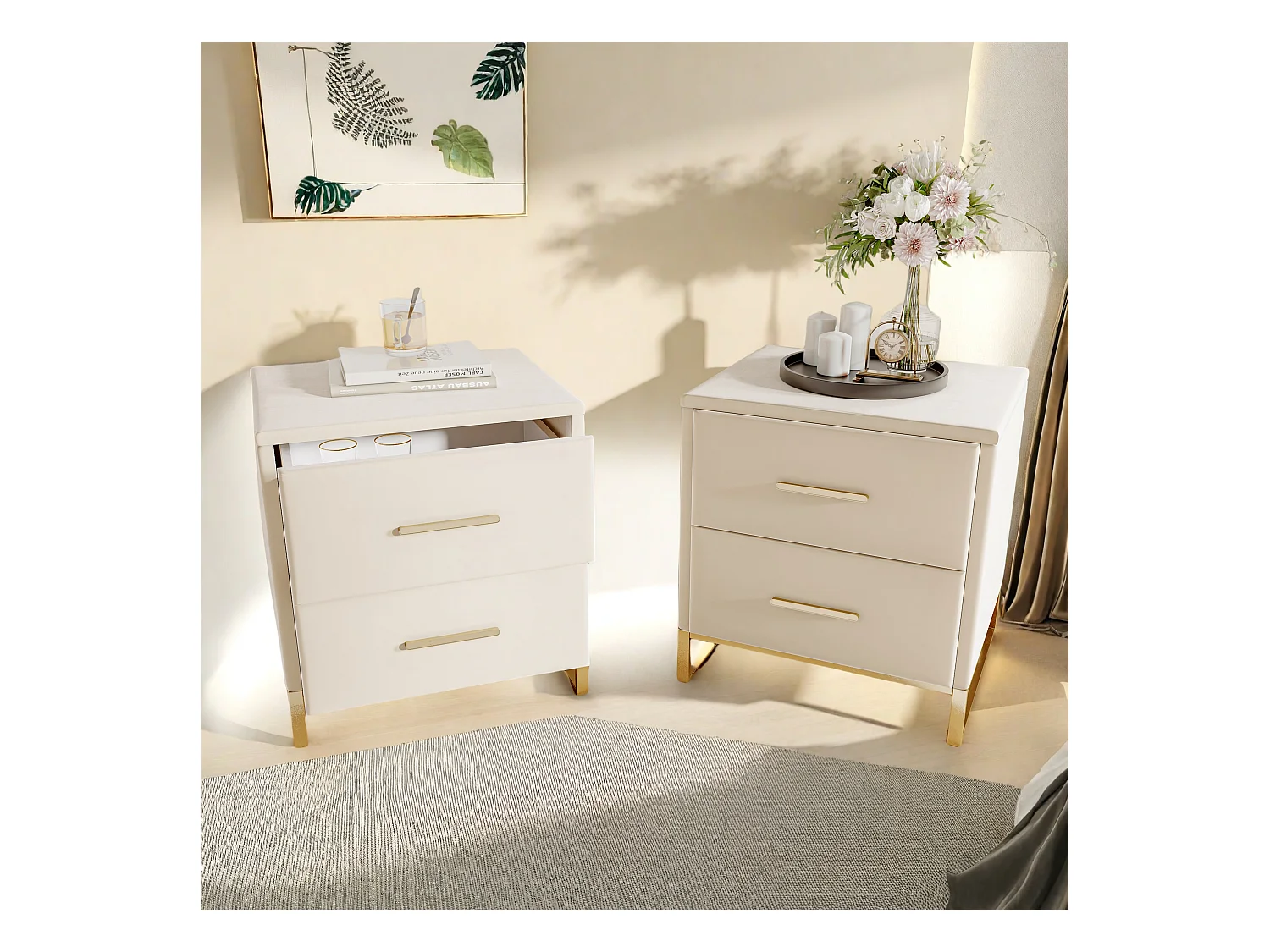 Modern beige nachtkastje met twee lades en goudkleurige metalen poten, fluwelen stof