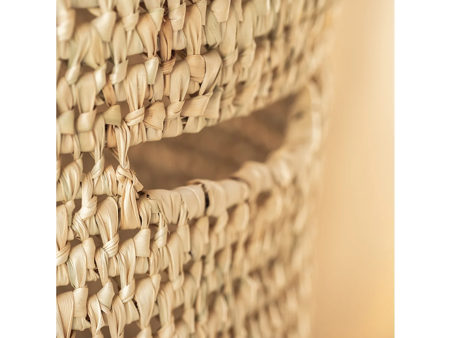 Cesto de ropa calado con tapa y borla