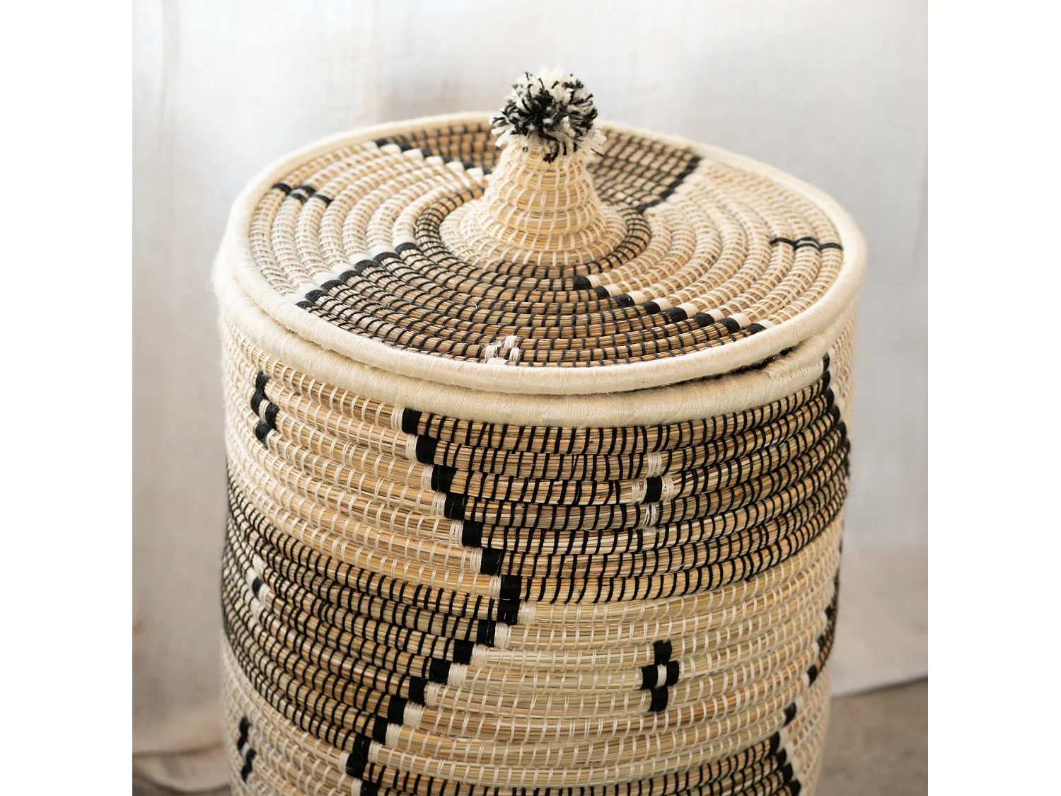 Panier à linge motifs ethniques en fibres naturelles