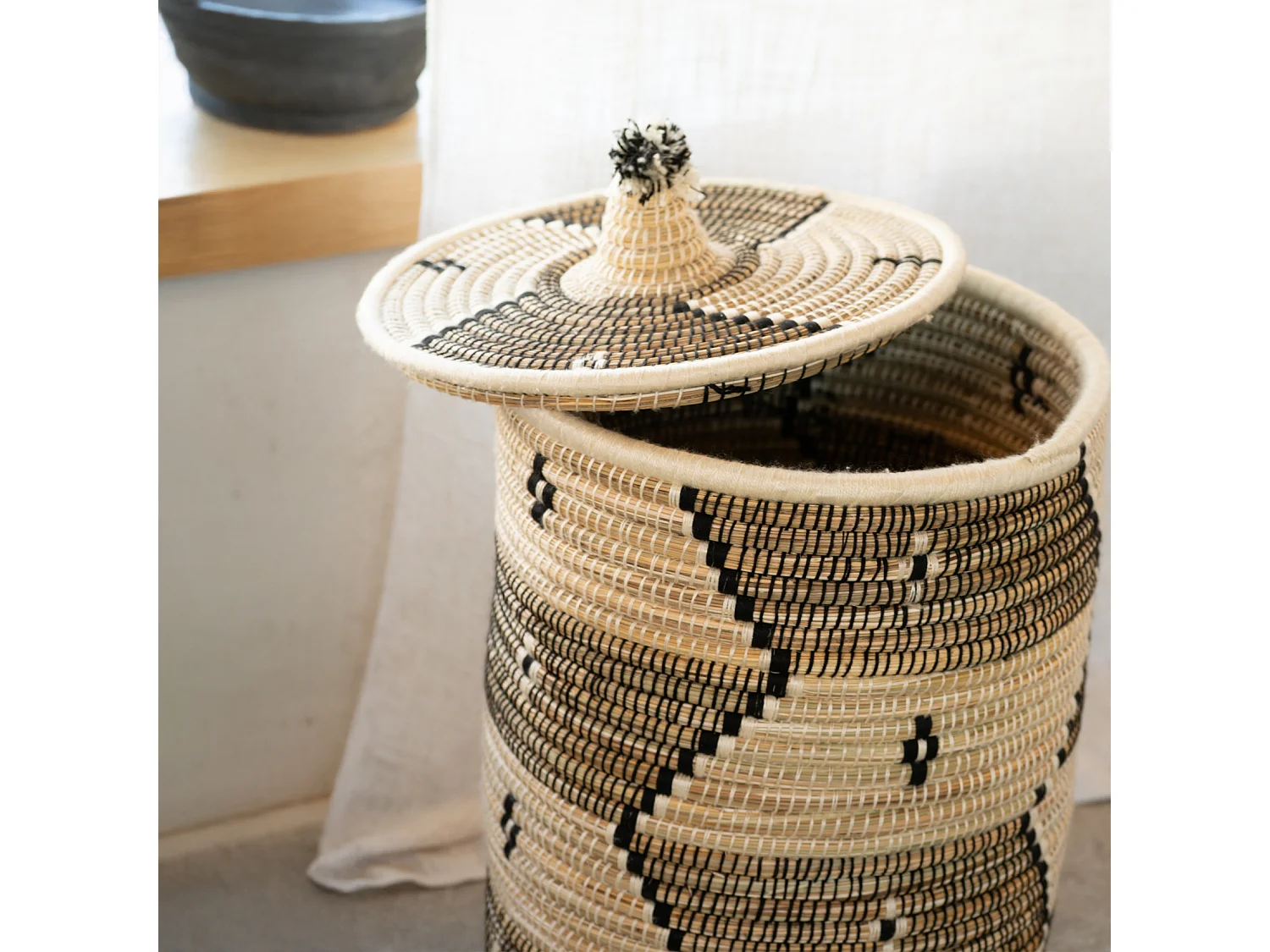 Panier à linge motifs ethniques en fibres naturelles