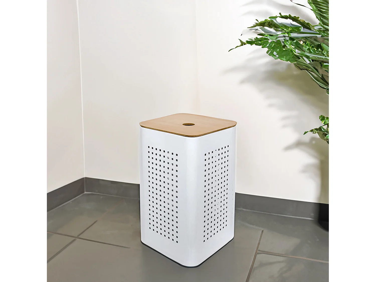 Cesto de ropa de metal blanco con tapa de madera