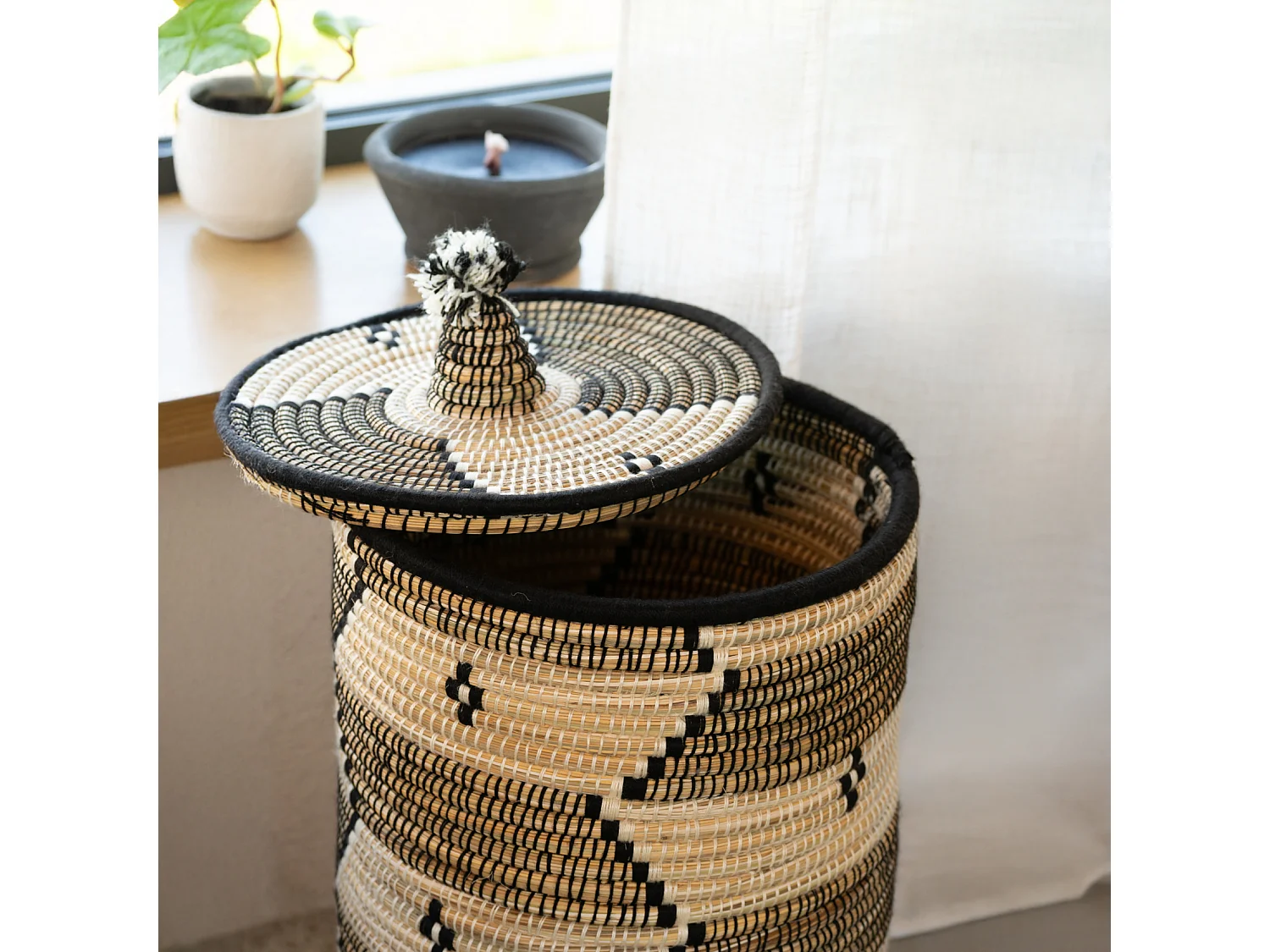 Panier à linge motifs ethniques en fibres naturelles