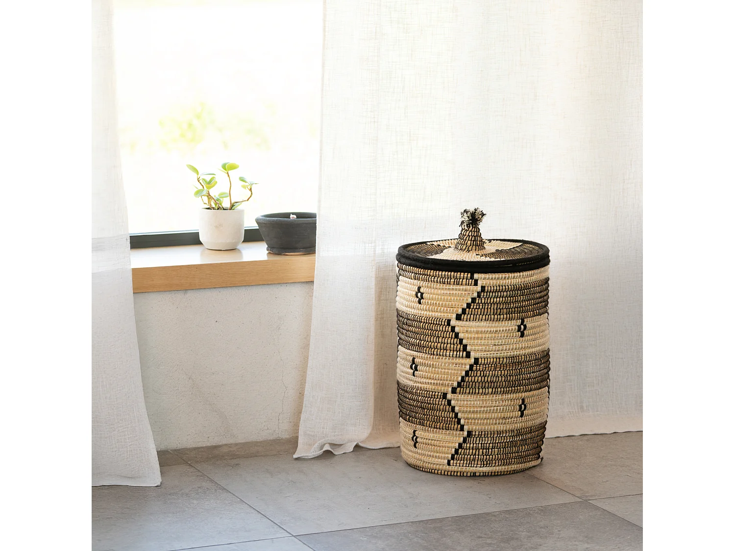 Panier à linge motifs ethniques en fibres naturelles