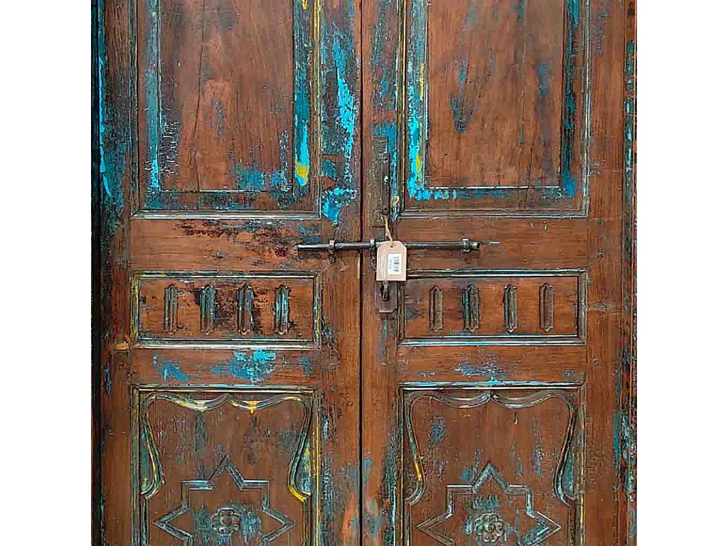 Puerta de madera marrón con acabado artesanal 110x15x190