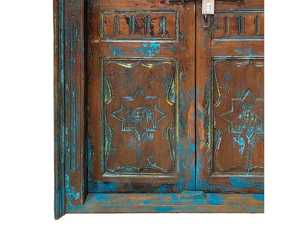 Puerta de madera marrón con acabado artesanal 110x15x190