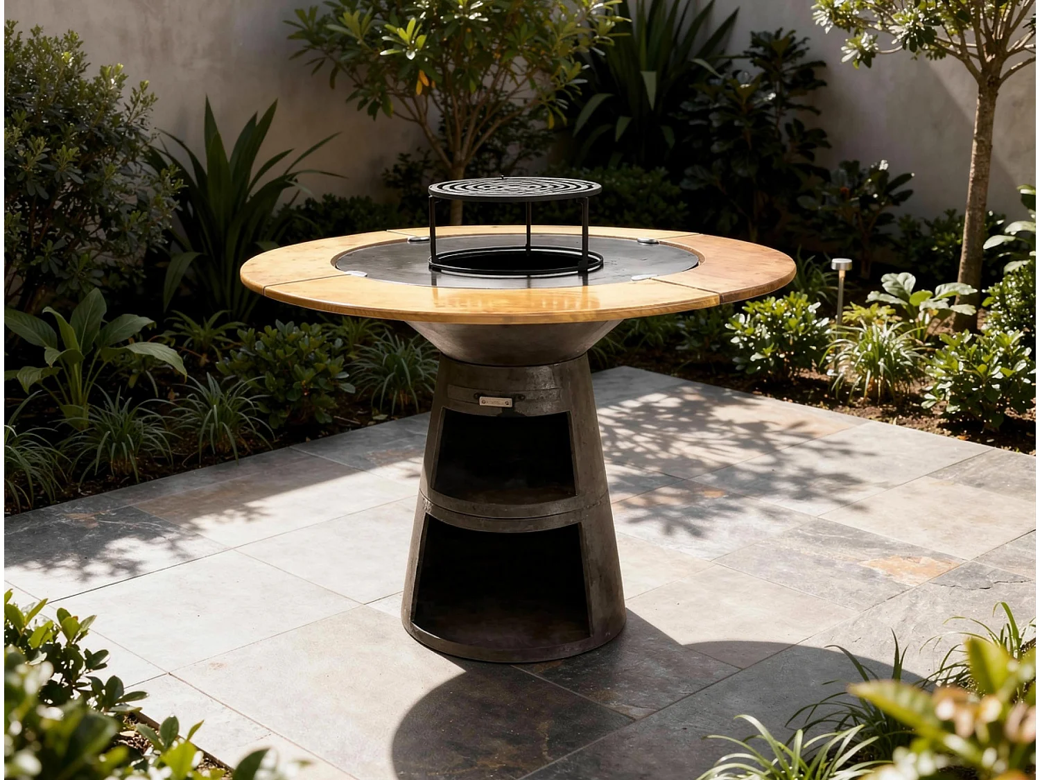 Barbecue rond avec plaque de cuisson et de gril en acier et planche en bois