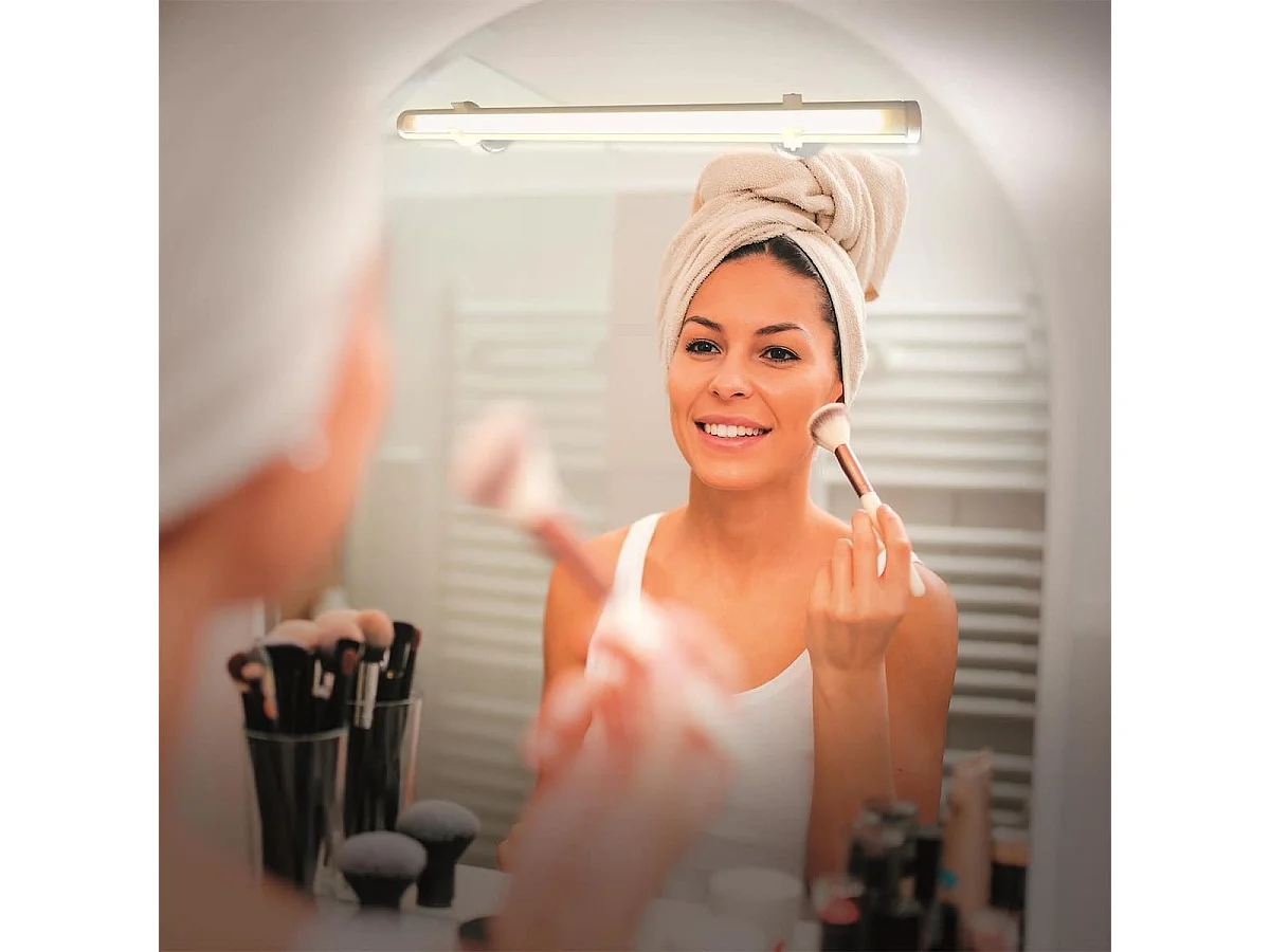 Lampe LED tube à allumage tactile 80 Lumens fixation au miroir par ventouses