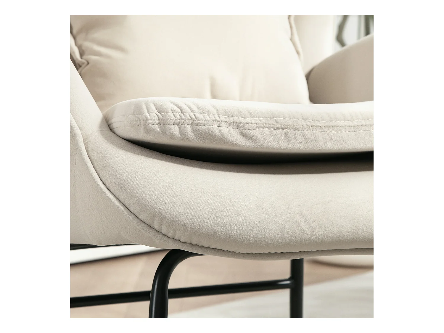 Fauteuil à bascule blanche avec coussin lombaire, accoudoirs et dossier haut, base en bois