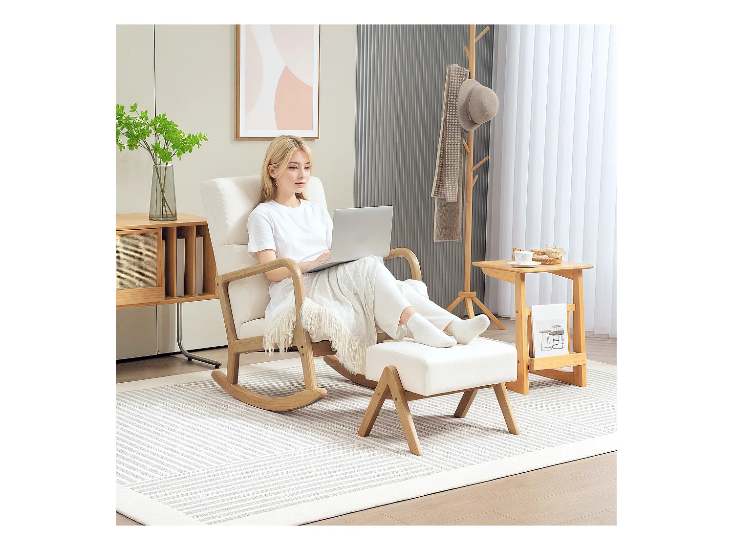 Fauteuil à bascule blanc crème avec repose-pieds, structure en bois 96x65x94,5cm