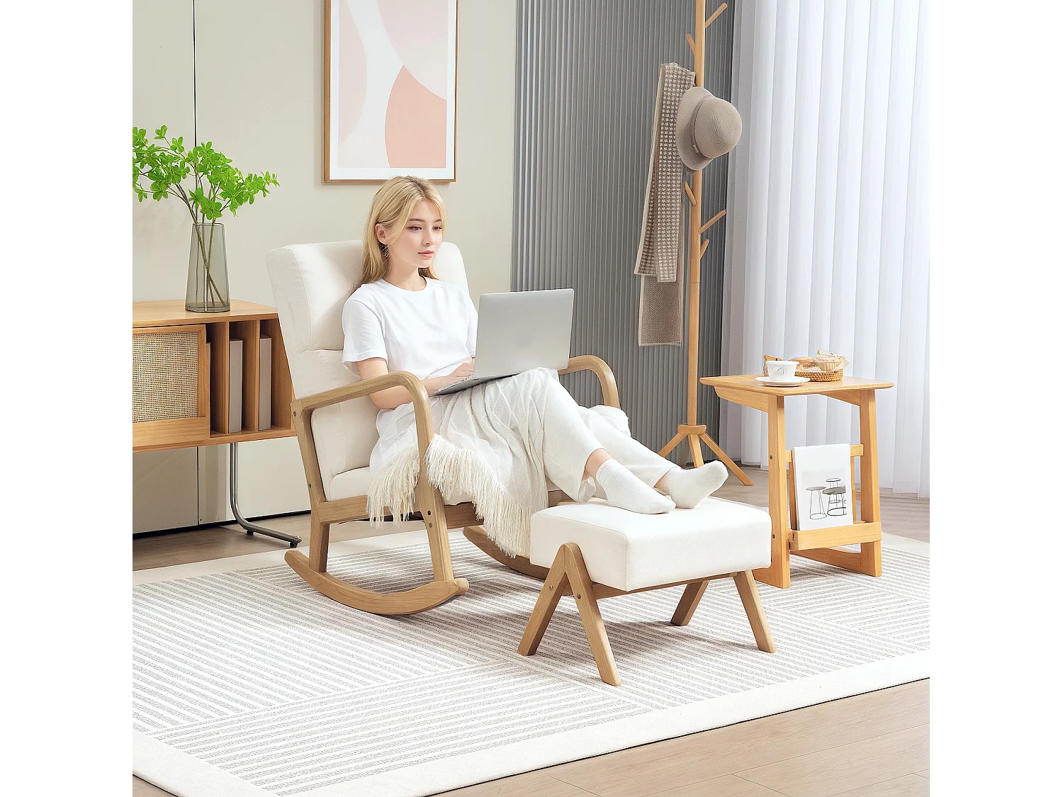 Fauteuil à bascule blanc crème avec repose-pieds, structure en bois 96x65x94,5cm