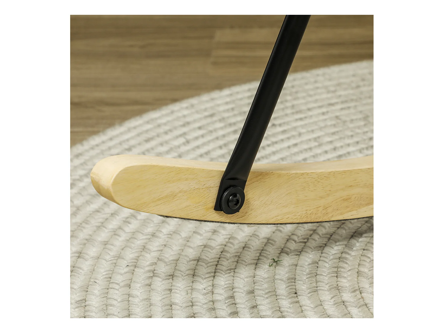 Mecedora de terciopelo beige con reposabrazos, base de madera, estructura negra