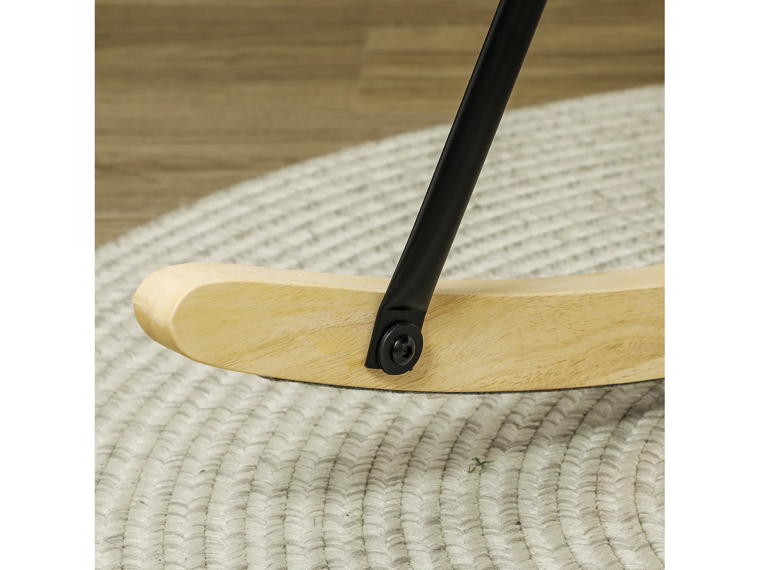 Sedia a dondolo in velluto beige con braccioli, base in legno, struttura nera