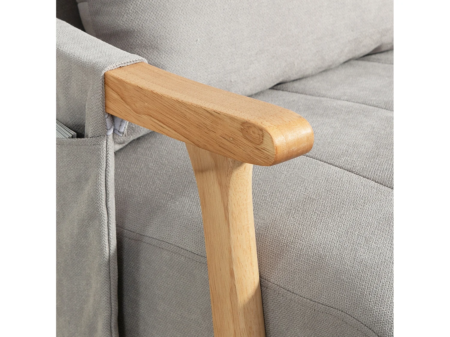 Grijze schommelstoel met lendenkussens en zijvakken, houten frame