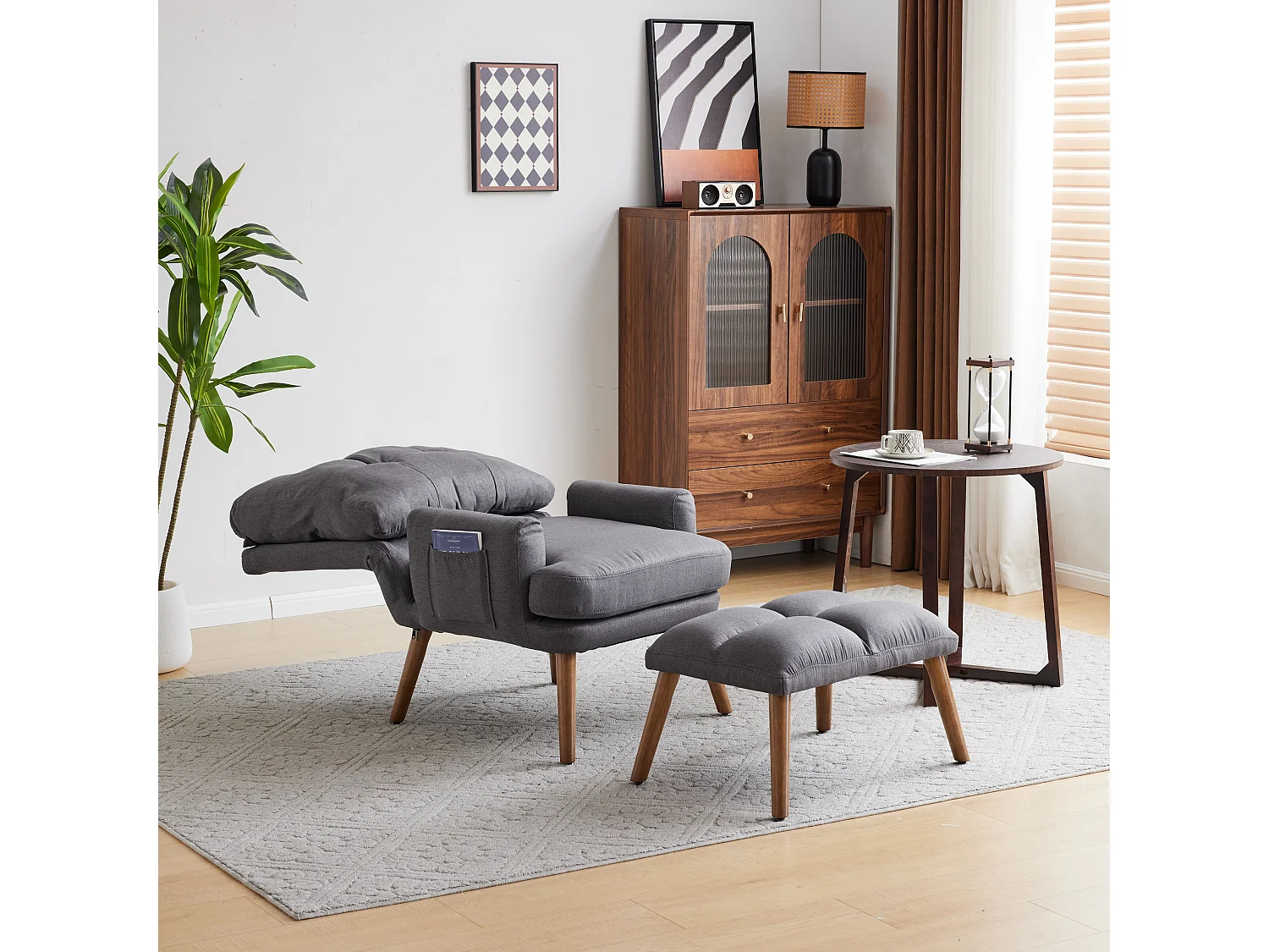 Fauteuil gris avec repose-pieds et poches latérales, dossier réglable sur 5 niveaux