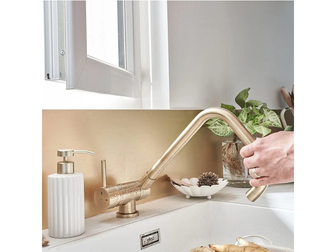 New Oslo mitigeur évier or brossé rabattable 'spécial fenêtre' - Essebagno
