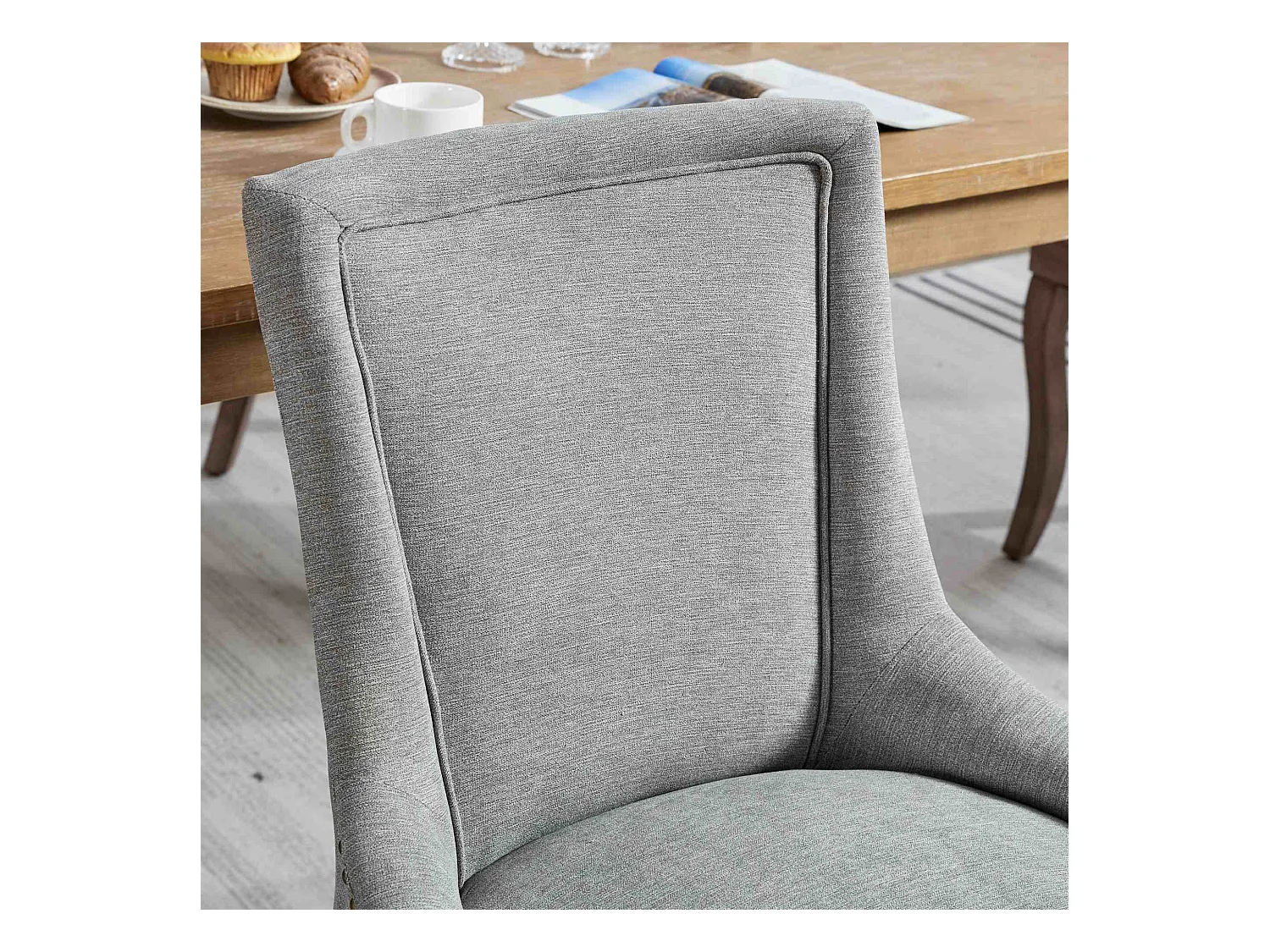 Zestaw 2 krzeseł jadalnianych z szarej tkaniny szenilowej z oparciem i ozdobnymi gwoździami, drewniane nogi