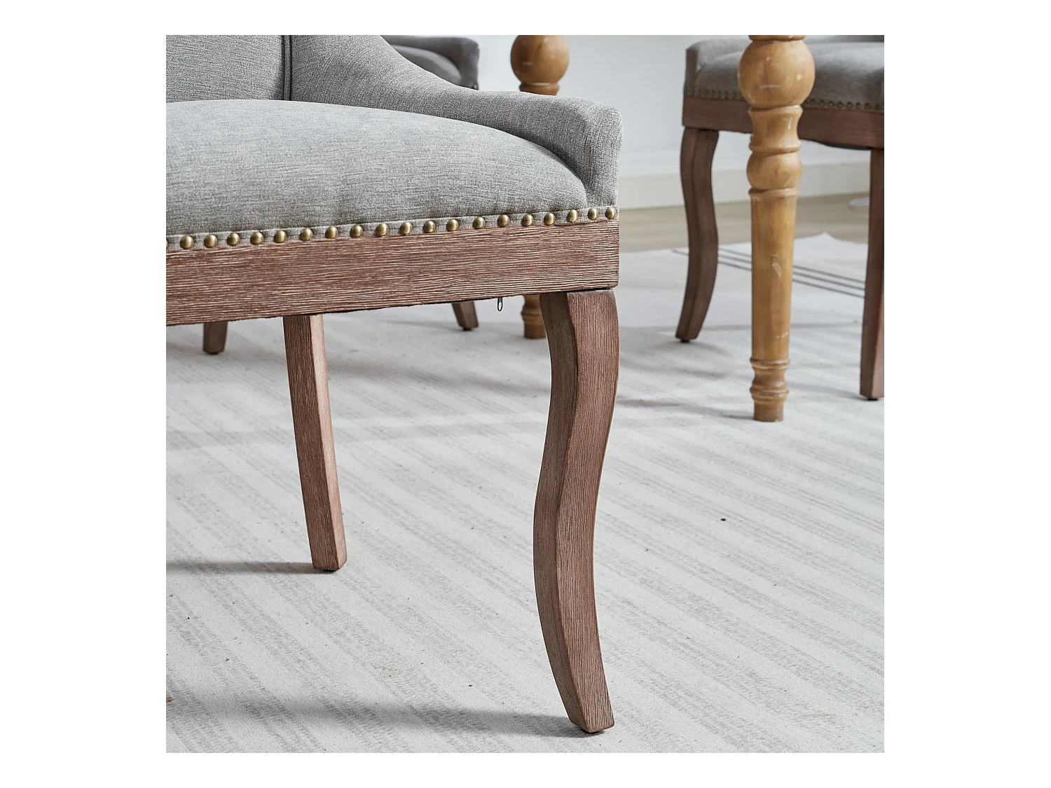 Zestaw 2 krzeseł jadalnianych z szarej tkaniny szenilowej z oparciem i ozdobnymi gwoździami, drewniane nogi