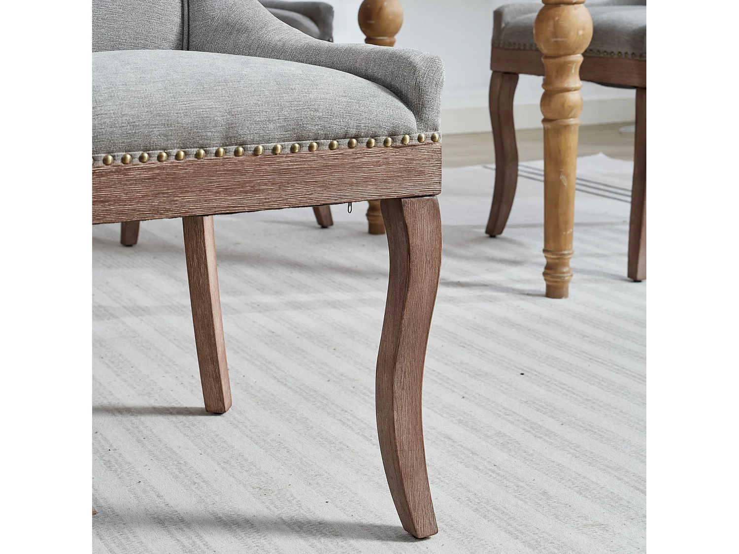 2er-Set Esszimmerstühle aus grauer Chenille mit Rückenlehne und Ziernägeln, Holzbeinen