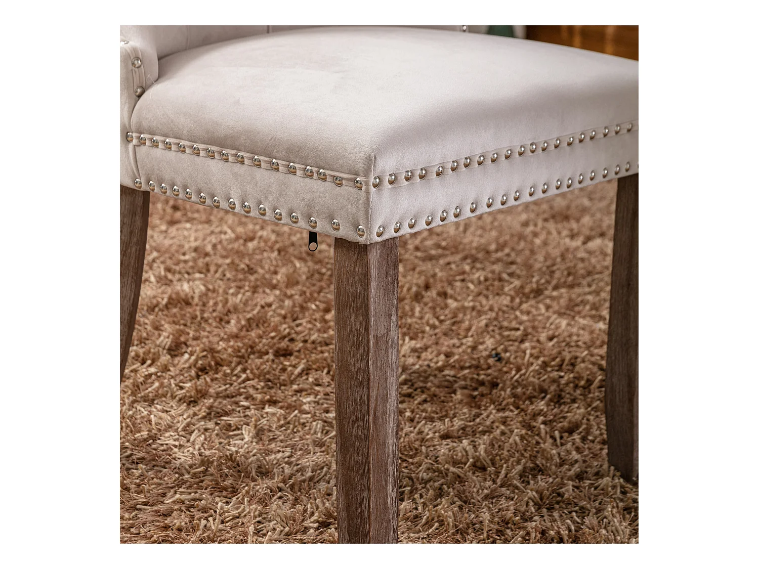 2er-Set Esszimmerstühle aus beigem Samt mit Ziernägeln und gepolsterter Rückenlehne