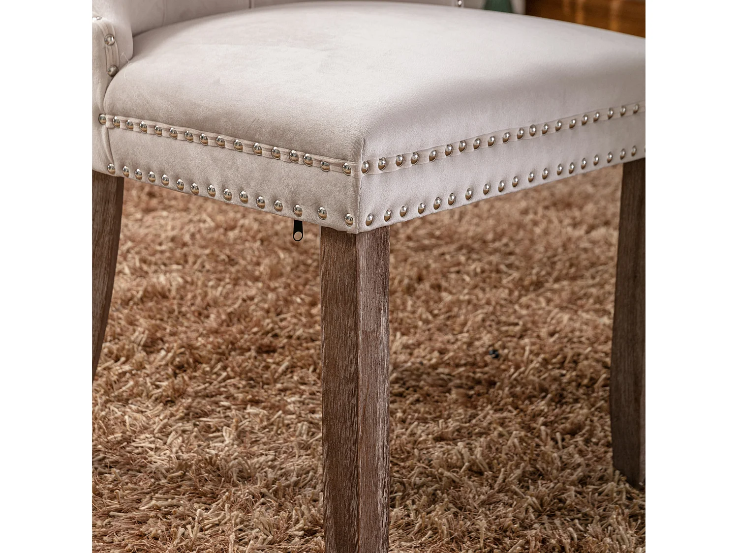 Juego de 2 sillas de comedor en terciopelo beige con tachuelas decorativas y respaldo acolchado