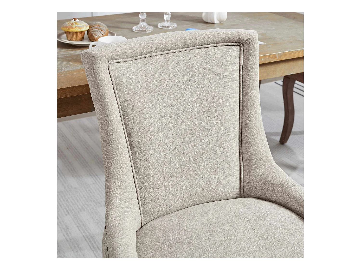 Zestaw 2 krzeseł jadalnianych z beżowej tkaniny szenilowej z oparciem i ozdobnymi gwoździami, drewniane nogi