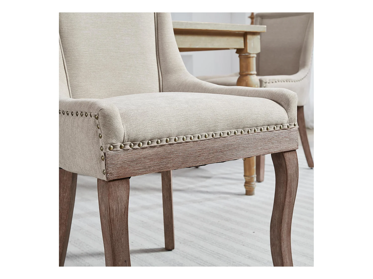 Zestaw 2 krzeseł jadalnianych z beżowej tkaniny szenilowej z oparciem i ozdobnymi gwoździami, drewniane nogi