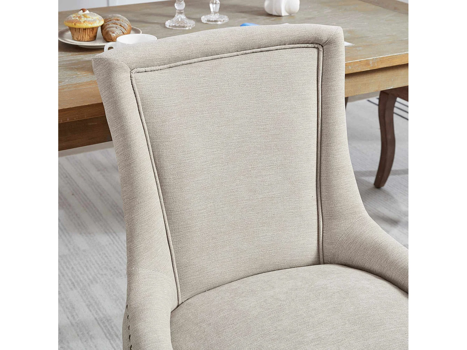 Lot de 2 chaises de salle à manger en chenille beige avec dossier et garniture cloutée, pieds en bois