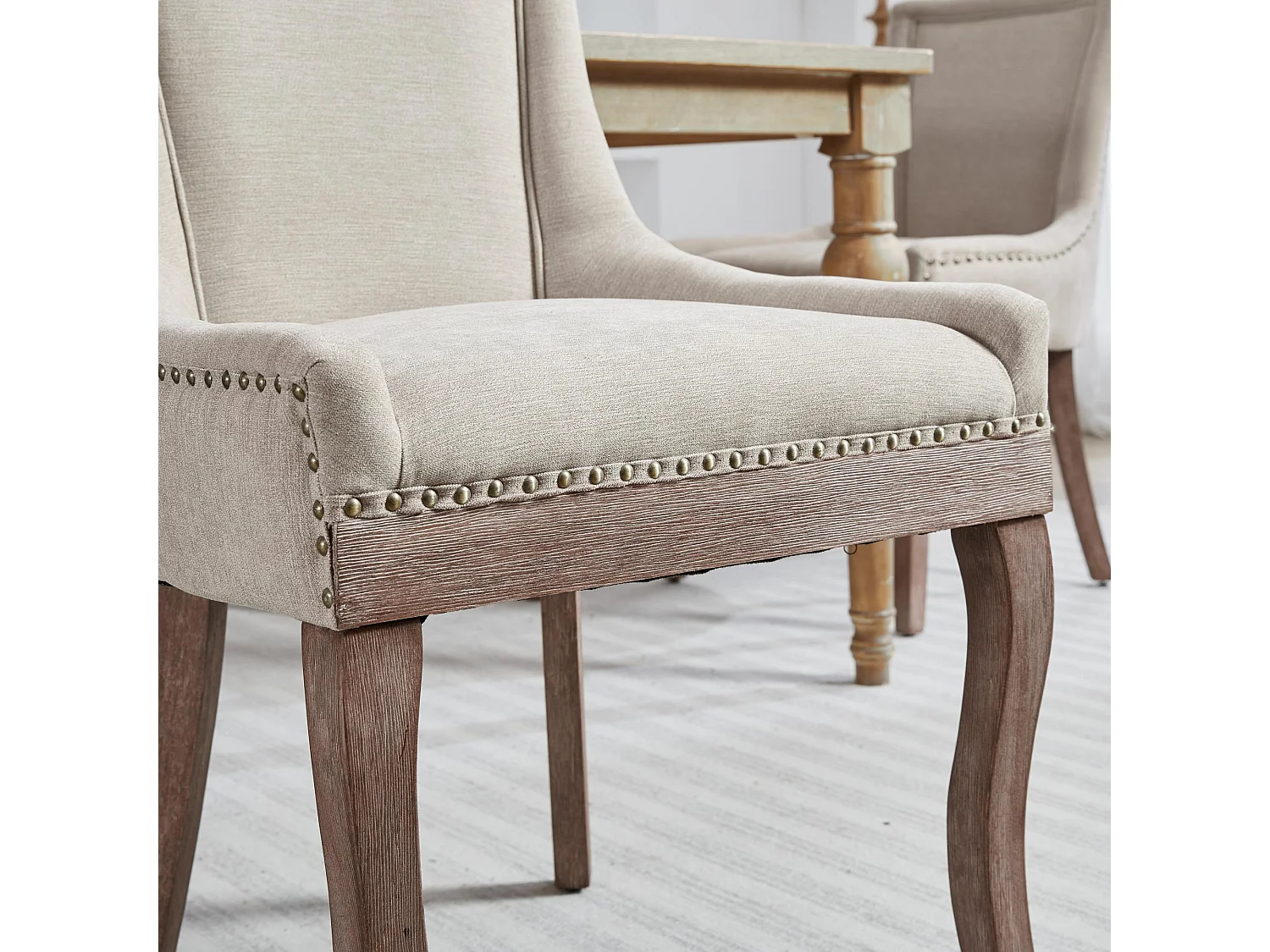 Lot de 2 chaises de salle à manger en chenille beige avec dossier et garniture cloutée, pieds en bois