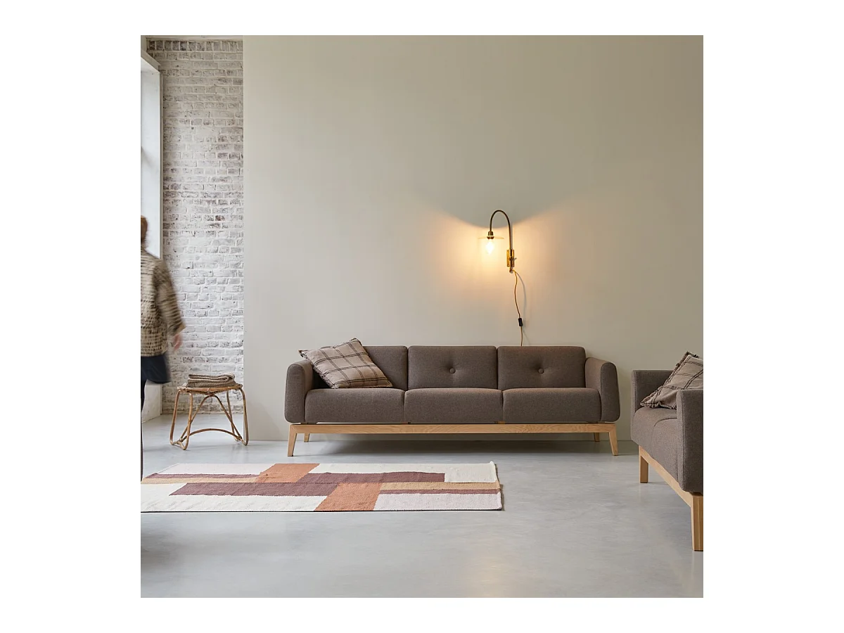 Divano Bjorn in rovere massello e tessuto marrone da 3 posti, 3 posti