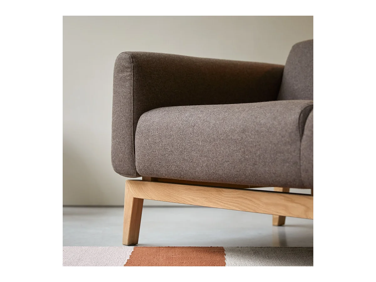 Divano Bjorn in rovere massello e tessuto marrone da 3 posti, 3 posti