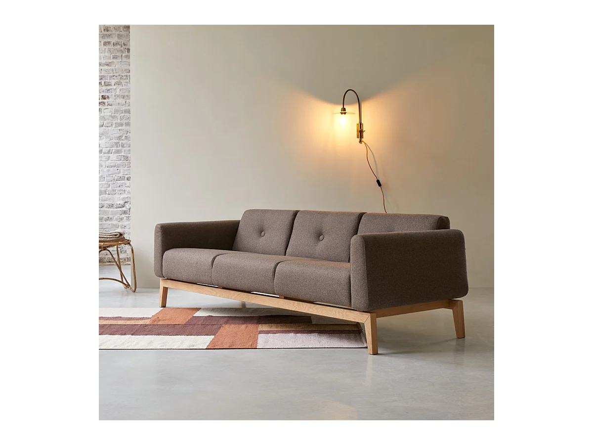 Divano Bjorn in rovere massello e tessuto marrone da 3 posti, 3 posti