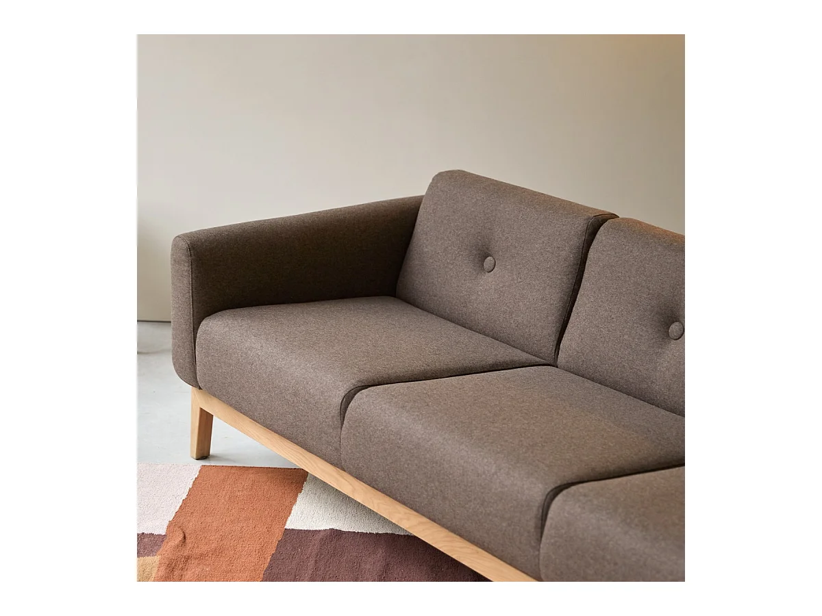 Divano Bjorn in rovere massello e tessuto marrone da 3 posti, 3 posti