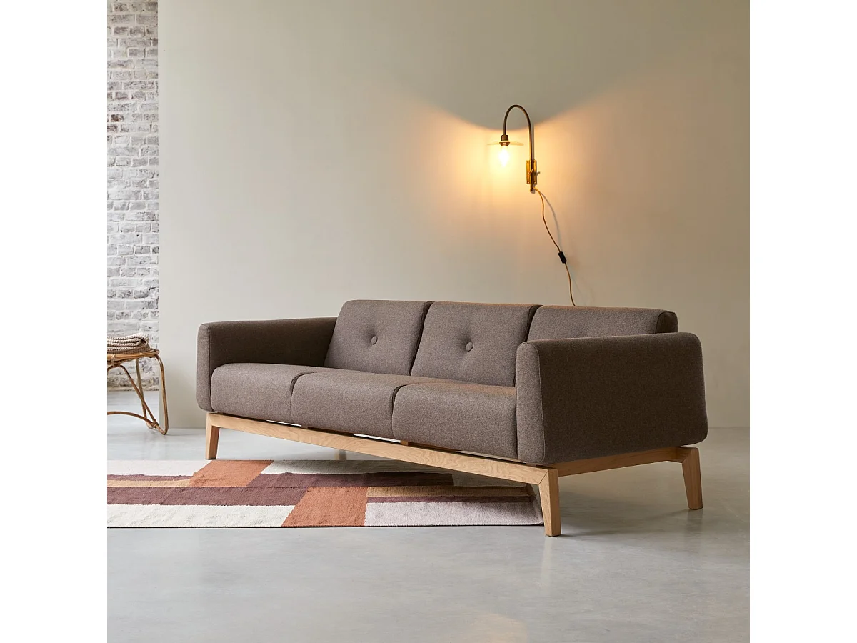 Divano Bjorn in rovere massello e tessuto marrone da 3 posti, 3 posti