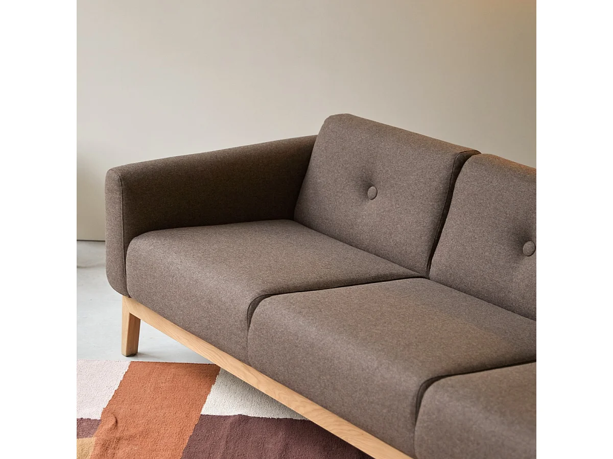 Divano Bjorn in rovere massello e tessuto marrone da 3 posti, 3 posti