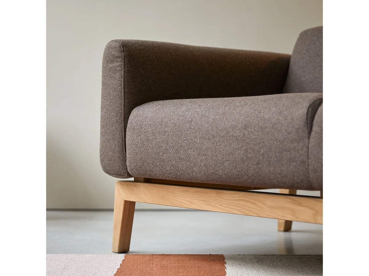3-Sitzer-Sofa Bjorn mit massivem Eichenholzgestell und braunem Stoffbezug ,3-Sitzer