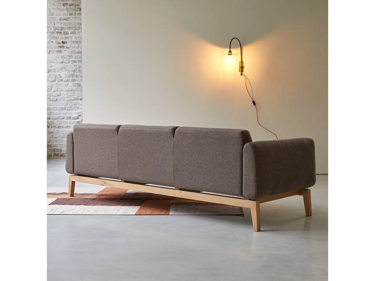 3-Sitzer-Sofa Bjorn mit massivem Eichenholzgestell und braunem Stoffbezug ,3-Sitzer