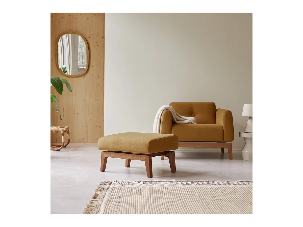 Fußhocker Bjorn aus senffarbenem Stoff, 1 Sitzplatz